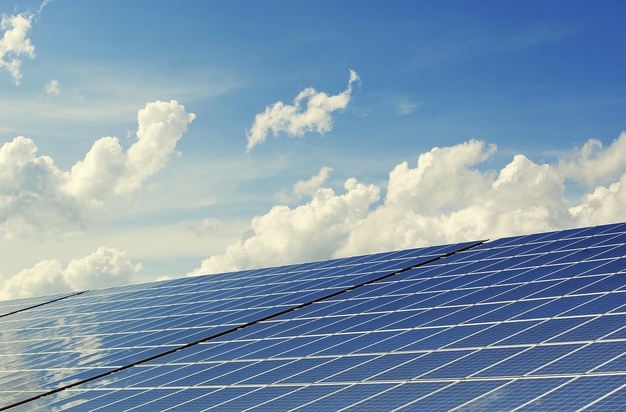 Zonnepanelen op een zonnig lentelandschap