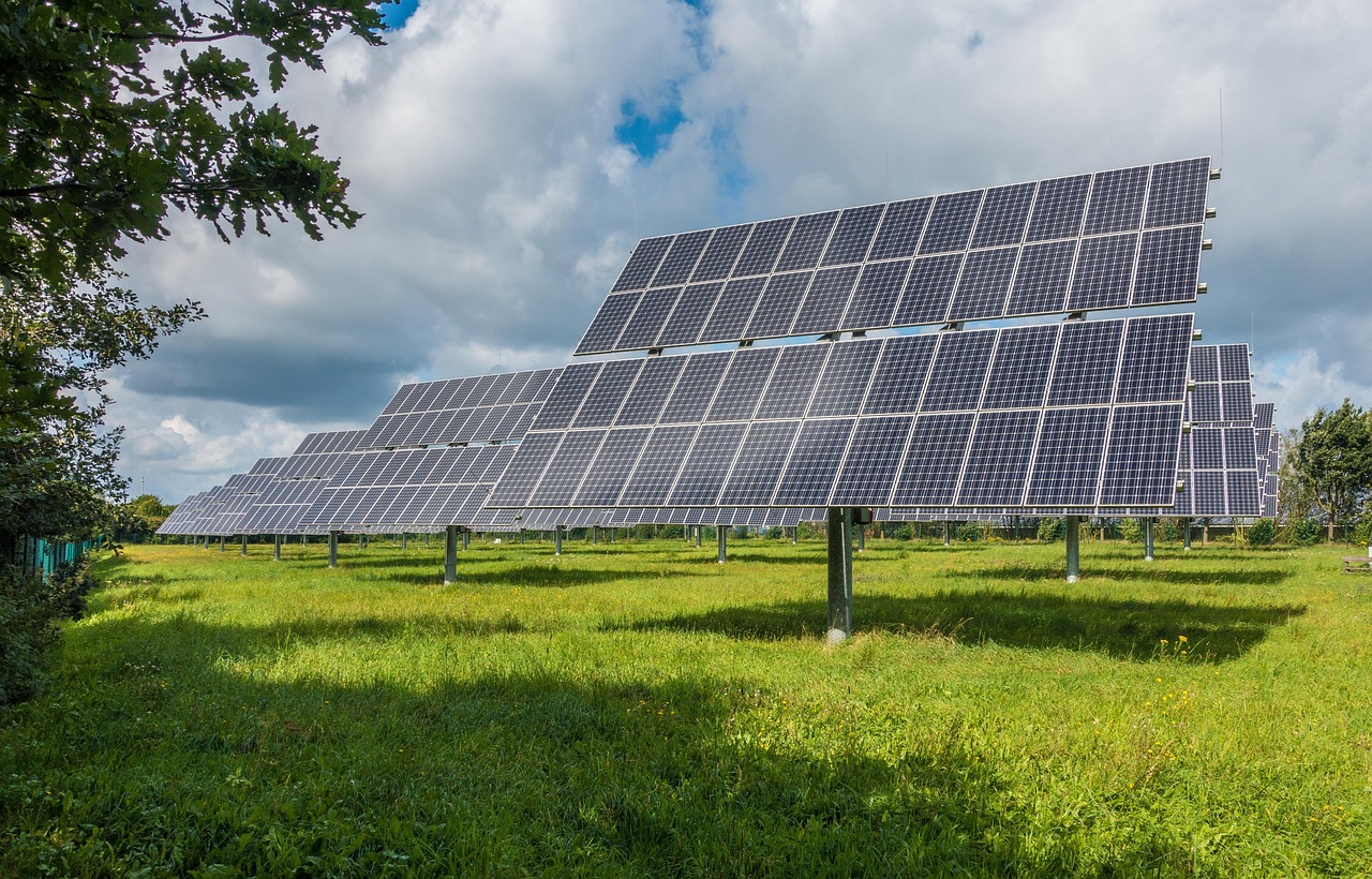 Zon schijnt fel op een rij zonnepanelen