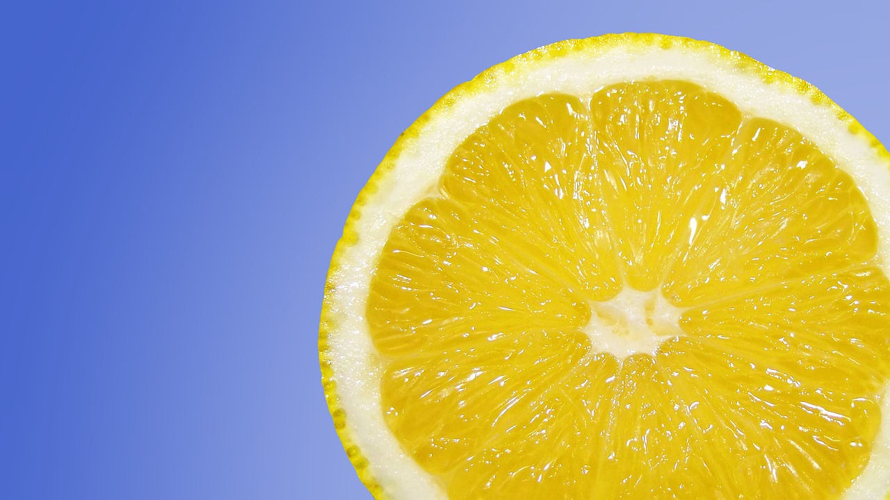 Zelfgemaakte citruskaars brandt op aanrecht aan. Zelfgemaakte citruskaars brandt op aanrecht aan.
