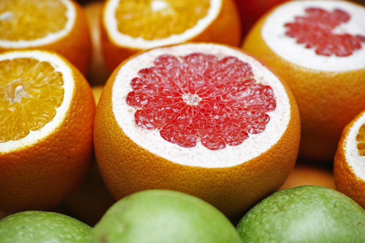 Hand sprayt citrusgeur op houten keukentafel. Hand sprayt citrusgeur op houten keukentafel.